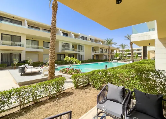 Apartment The Poolside Swanky G Cribs