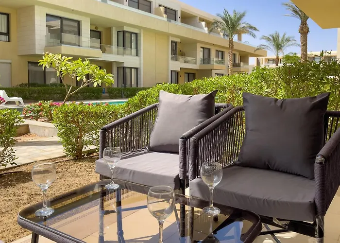 The Poolside Swanky G Cribs