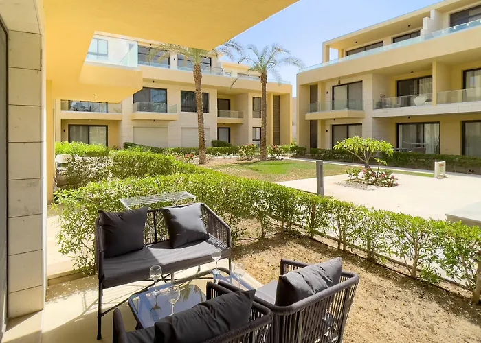 Apartment The Poolside Swanky G Cribs