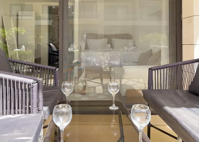 The Poolside Swanky G Cribs Apartment *